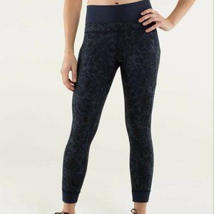 Lululemon En Route Crop Paisley Inkwell Size 2